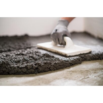 Eng ko‘p uchraydigan pol muammolarining oldini olishni o‘rganing - skreplama tayyorlashdan boshlab, plitka yotqizish va chok to‘ldirishgacha bo‘lgan jarayonlar Cemix 5212 SCREED, 8265 TILE ADHESIVE XXL FLEX va 8630 FUGA PRO mahsulotlari yordamida amaliy yechimlar asosida ko‘rsatiladi. | © Lasselsberger GmbH
