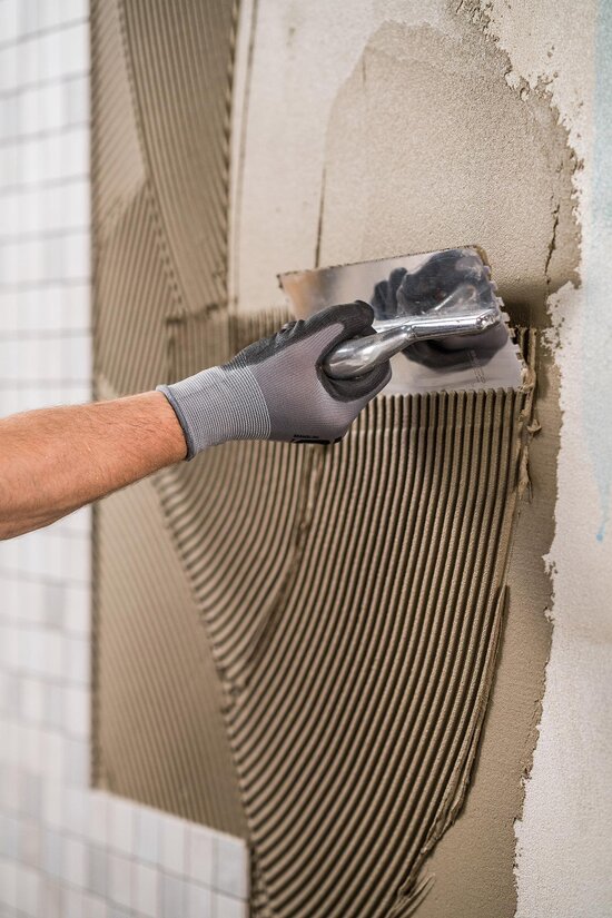 Примите участие в нашем практическом курсе и узнайте, как правильно подобрать плиточный клей Cemix и избежать типичных ошибок при укладке. В ходе занятия вы познакомитесь с подготовкой основания, выбором клея для разных типов плитки и условий, а также с основными приёмами нанесения и монтажом плитки.

Занятие проходит под руководством опытных мастеров и предназначено для профессиональных плиточников, желающих повысить свои навыки и уверенно работать даже на сложных объектах. | © Lasselsberger GmbH