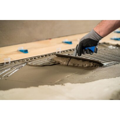 Bizning amaliy kursimizga qo‘shiling va asosni to‘g‘ri tayyorlash, stjazka qilish, plitkani yotqizish va bo‘shliq va chiziqlarni Evropaning standartlariga muvofiq to‘g‘ri yakunlashni o‘rganing. Dastur keng tarqalgan xatolar  yoriqlar, bo‘shliqlar, plitkaning ajralishi va sifatsiz gruntlashdan qochishga yordam beradi. | © Lasselsberger GmbH