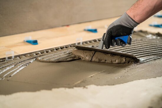 Посетите наш практический курс, чтобы познакомиться с тем, как грамотно подготовить основание, выполнить стяжку, уложить плитку и аккуратно заделать швы по стандартам европейских технологий. Программа поможет избежать типичных ошибок: трещин, пустот, отслаивания плитки и некачественной затирки | © Lasselsberger GmbH